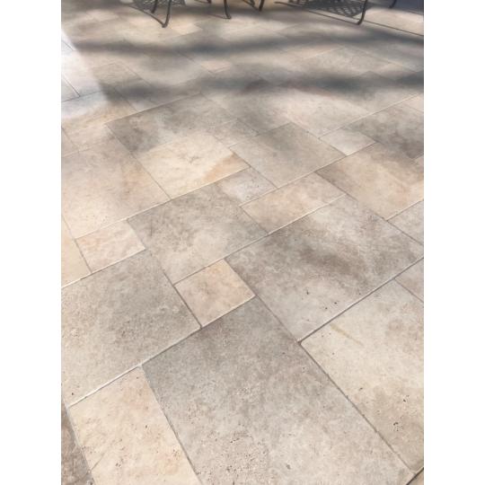 vegyes meretu feher vilagos travertin meszko burkolat rakas bezs vilagos meszko travertin marvany fagyallo padlolap jarolap burkolat kohatasu csuszasmentes greslap jarolap padloburkolat terasz .jpg